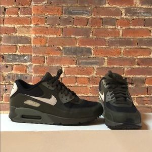 Men’s Green & black Air Max 90 Athletic shoe sz 9